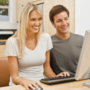 mann und frau mit PC